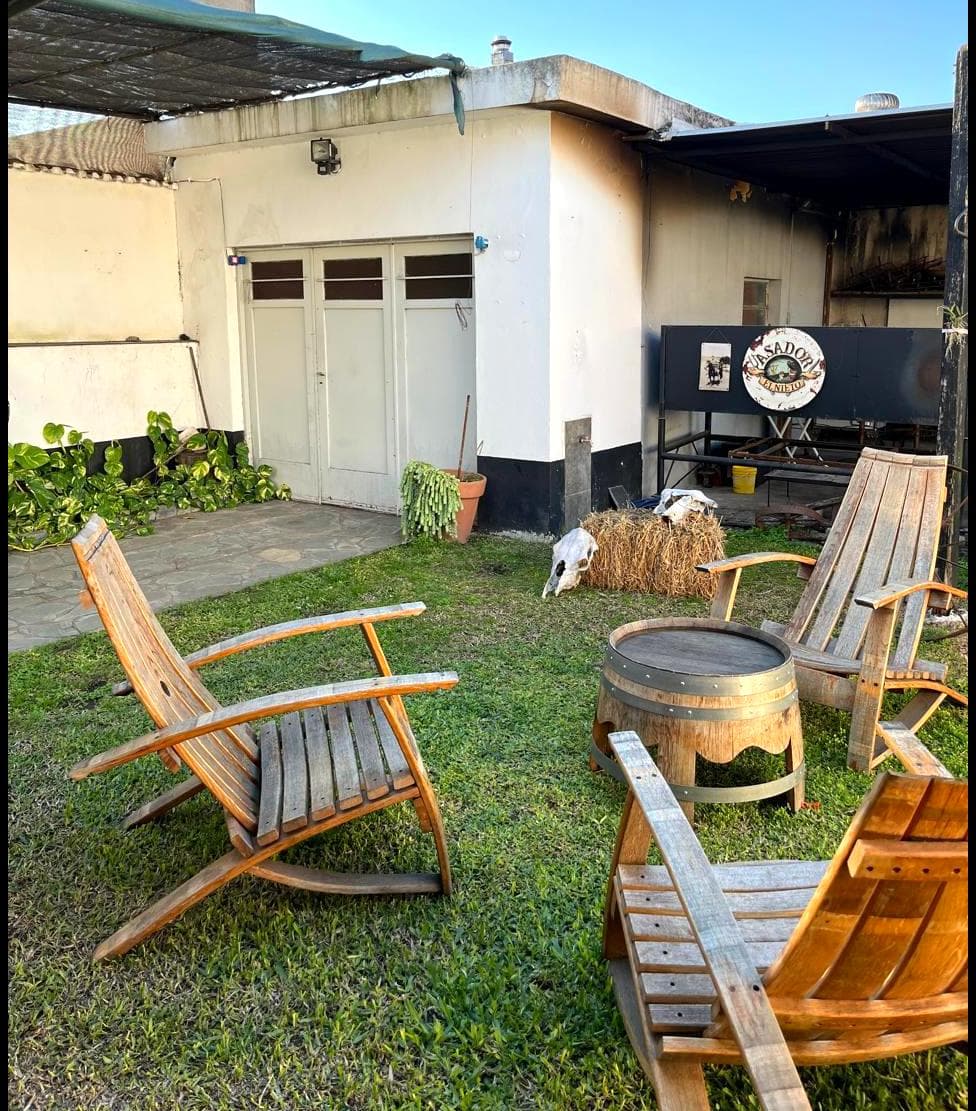 Three-room house, in excellent condition, with a front yard and a 4-car garage