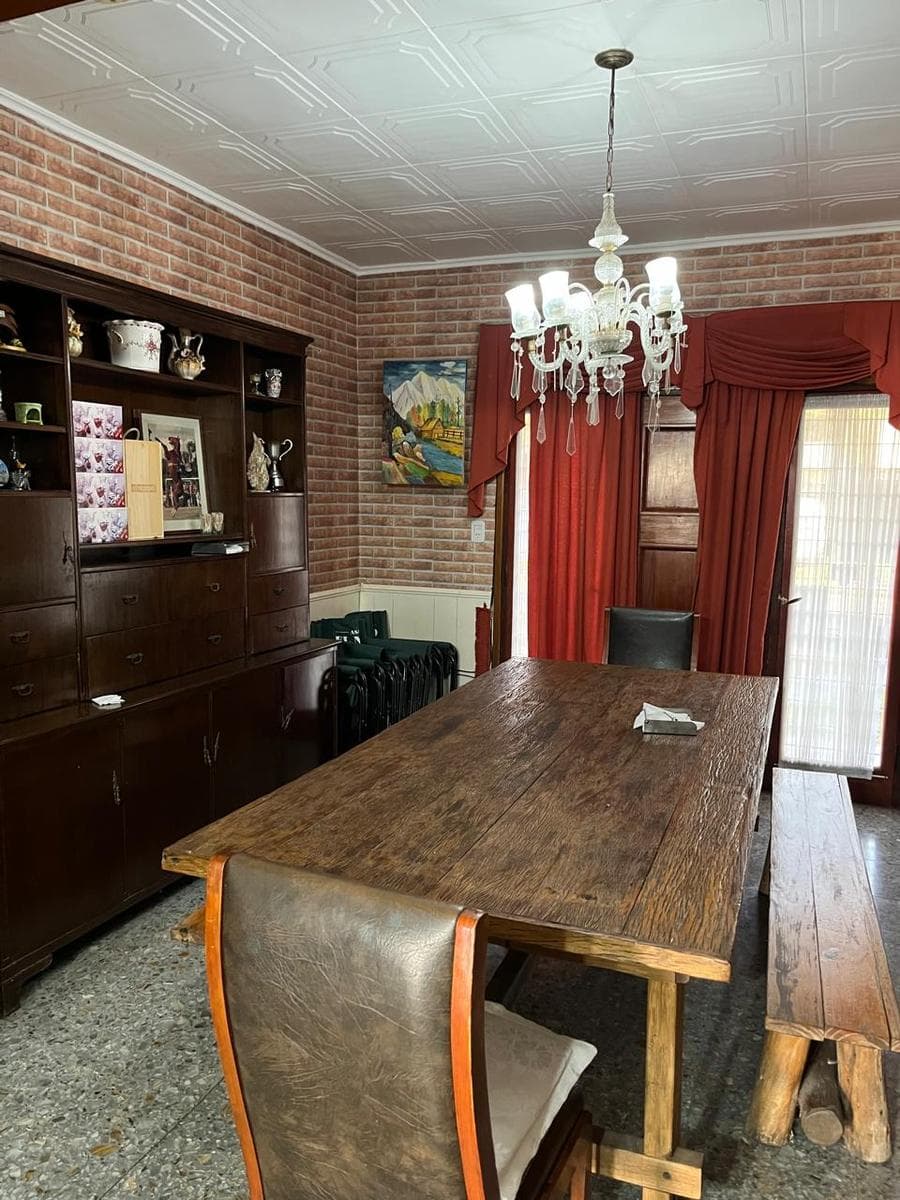 Three-room house, in excellent condition, with a front yard and a 4-car garage