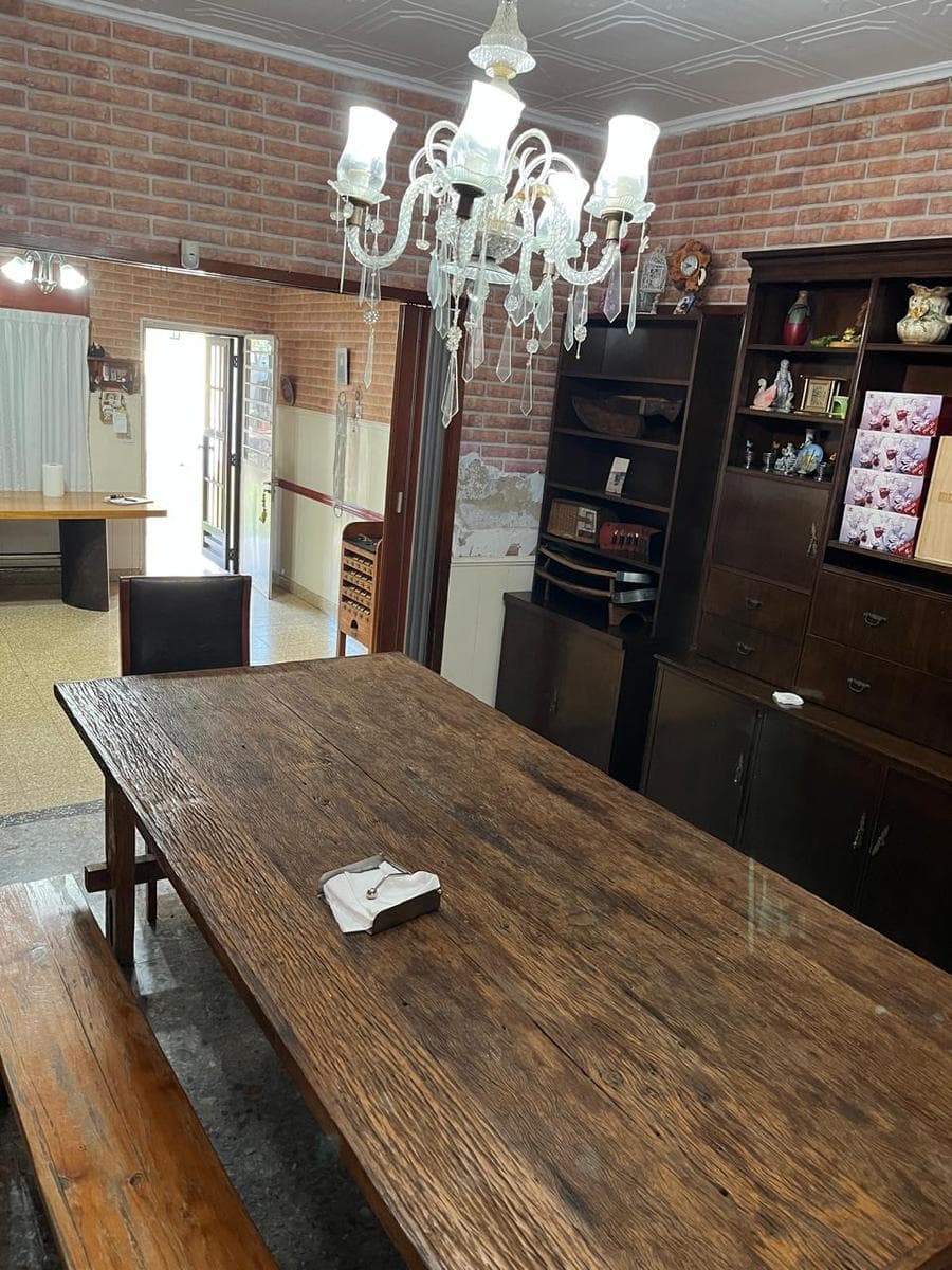Three-room house, in excellent condition, with a front yard and a 4-car garage
