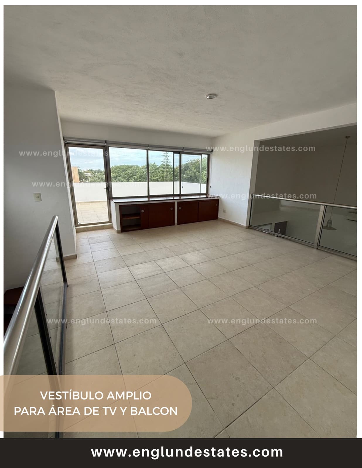 Two-story penthouse with 4 bedrooms, plus a studio and 4.5 bathrooms, near Plaza Las Américas