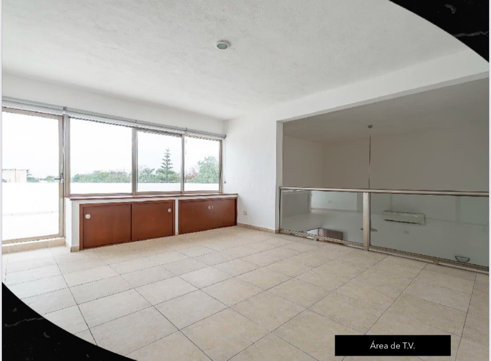 Two-story penthouse with 4 bedrooms, plus a studio and 4.5 bathrooms, near Plaza Las Américas