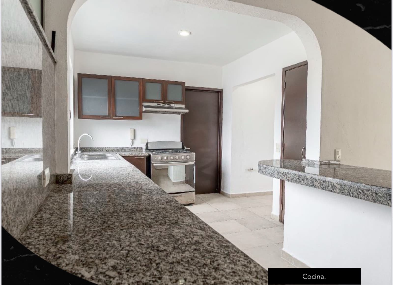 Two-story penthouse with 4 bedrooms, plus a studio and 4.5 bathrooms, near Plaza Las Américas