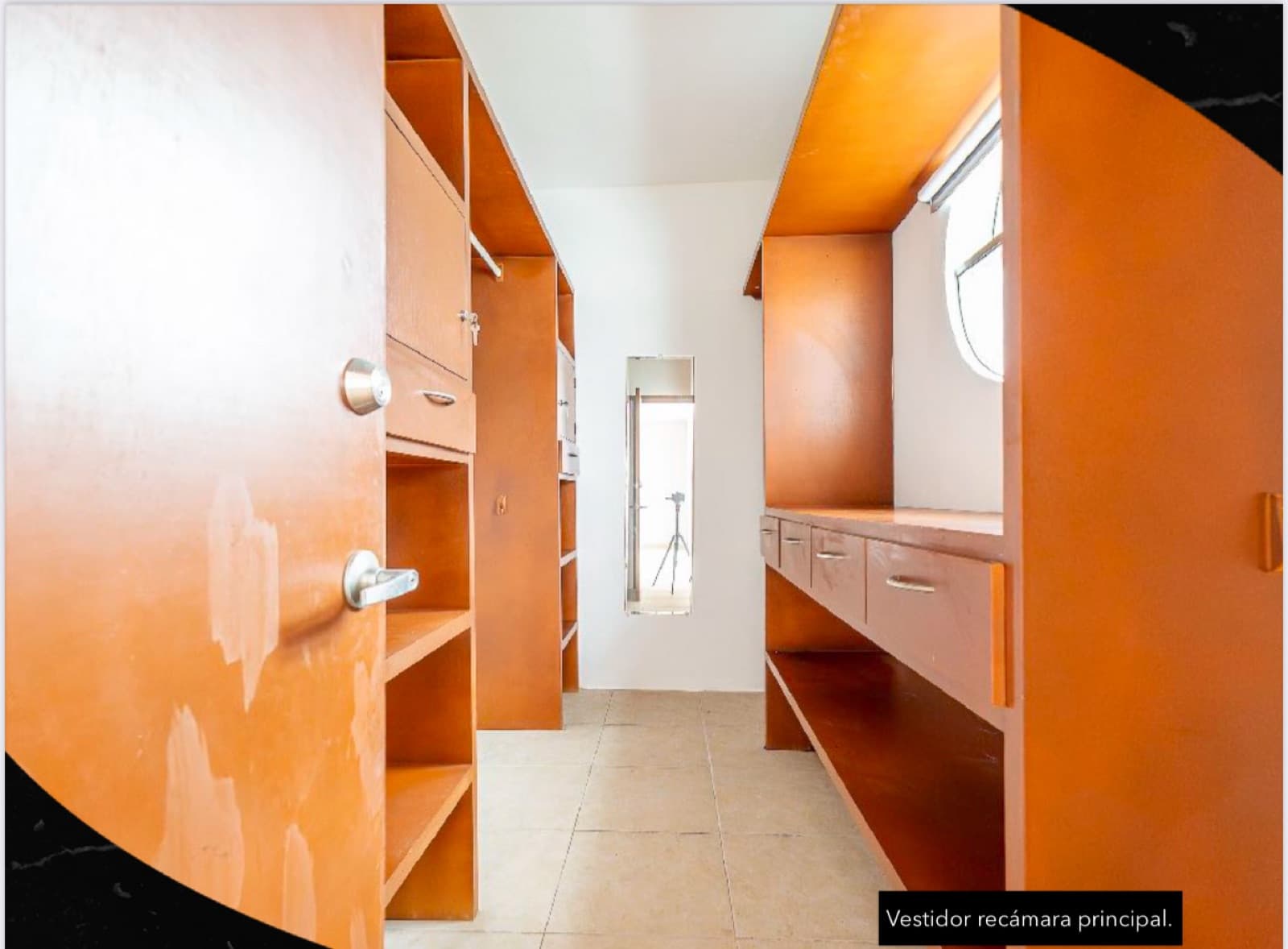 Two-story penthouse with 4 bedrooms, plus a studio and 4.5 bathrooms, near Plaza Las Américas