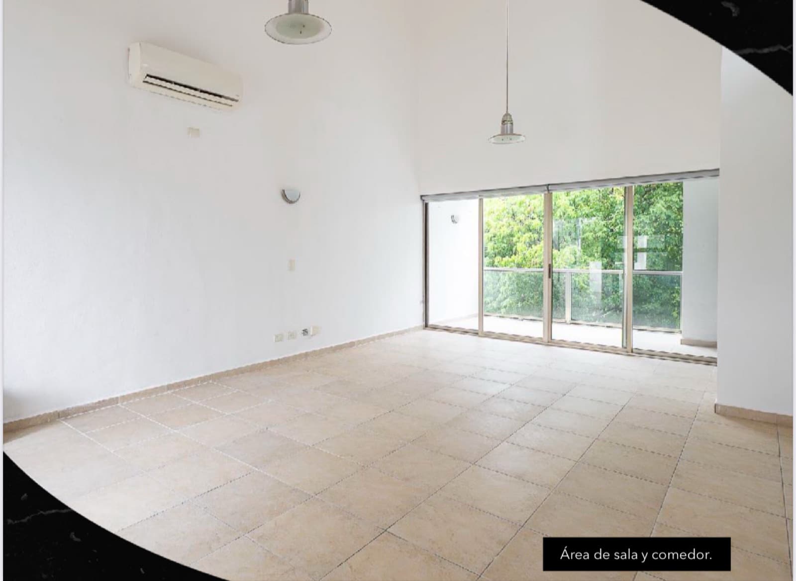 Two-story penthouse with 4 bedrooms, plus a studio and 4.5 bathrooms, near Plaza Las Américas