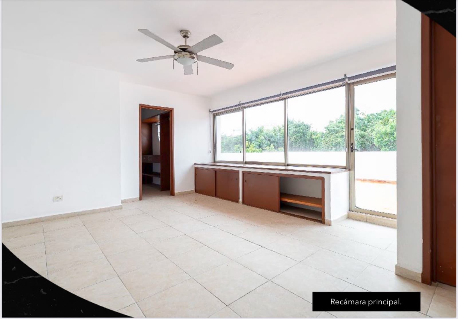 Two-story penthouse with 4 bedrooms, plus a studio and 4.5 bathrooms, near Plaza Las Américas
