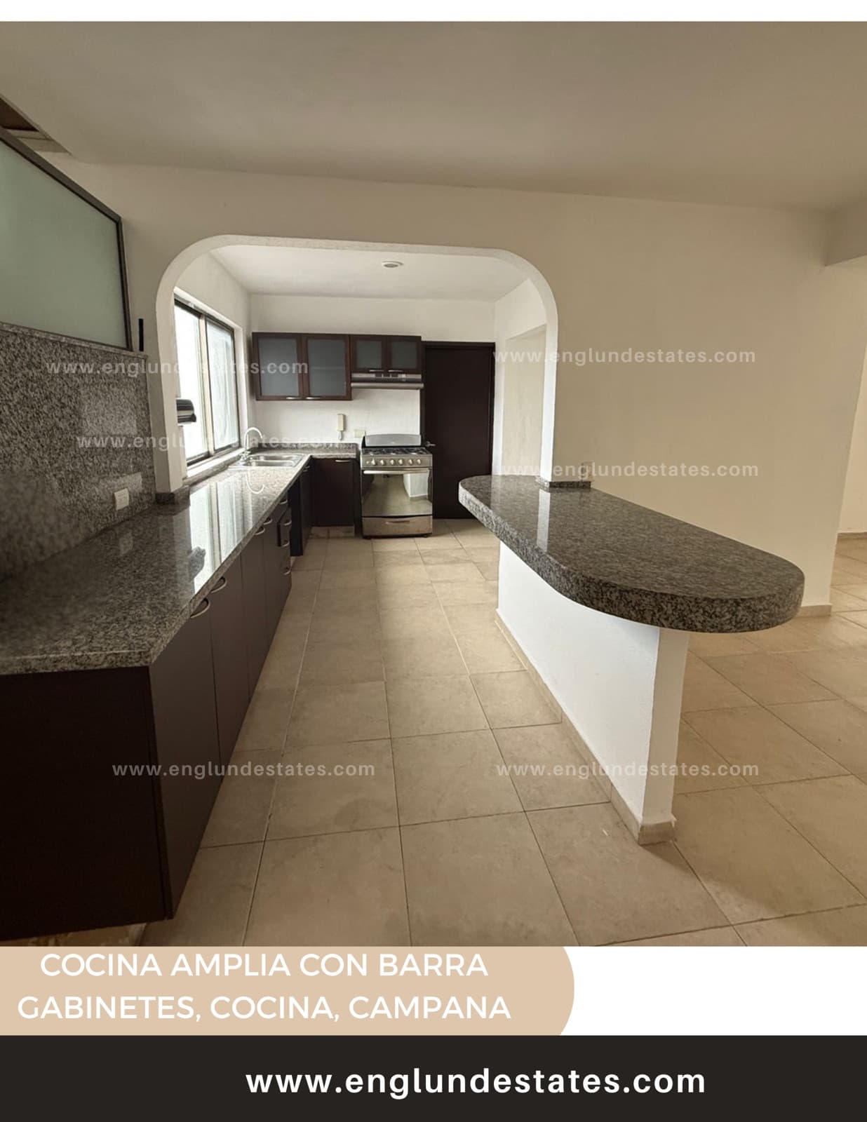 Two-story penthouse with 4 bedrooms, plus a studio and 4.5 bathrooms, near Plaza Las Américas