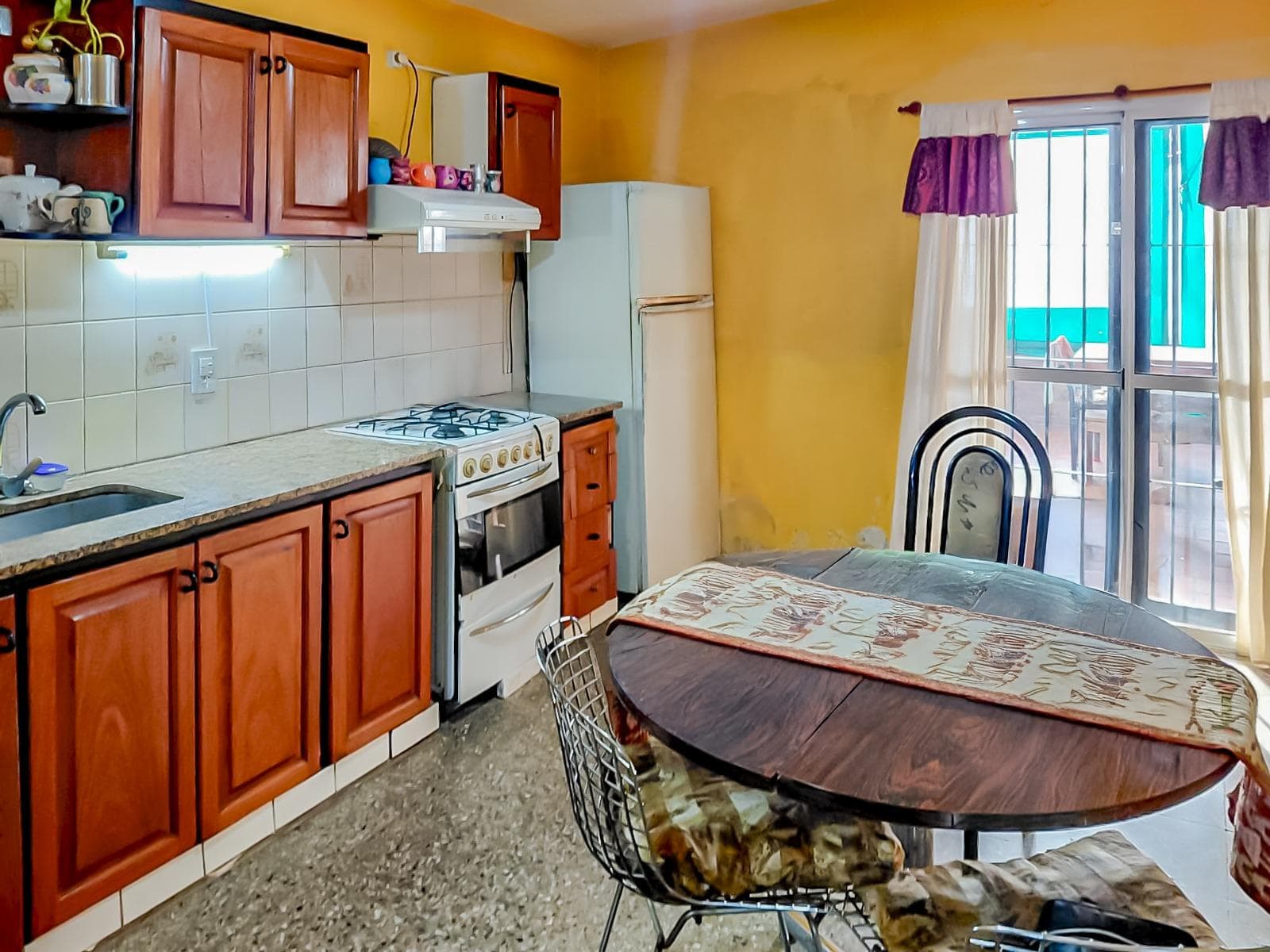 FOR SALE - 2-bedroom house with a porch and barbecue area - Pérez, Santa Fe.