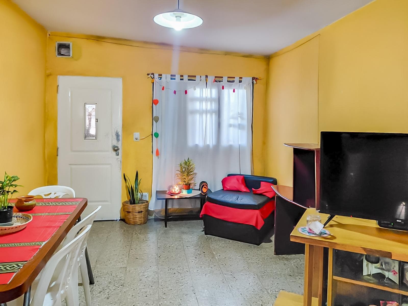FOR SALE - 2-bedroom house with a porch and barbecue area - Pérez, Santa Fe.