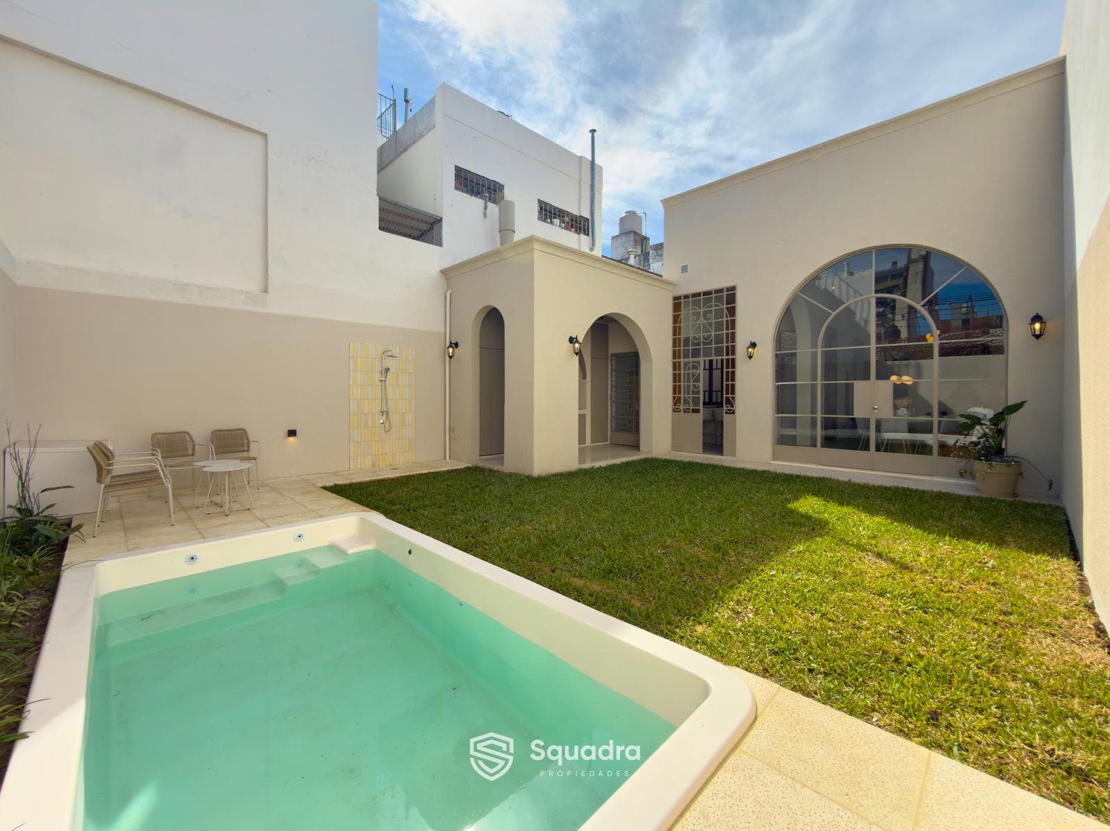 FOR SALE - 3-bedroom house with a multipurpose room, garage, patio, and pool - Abasto, Rosario.