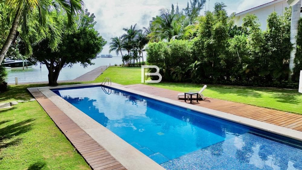 House for Sale with a View of the Lagoon in Isla Dorada, Cancún