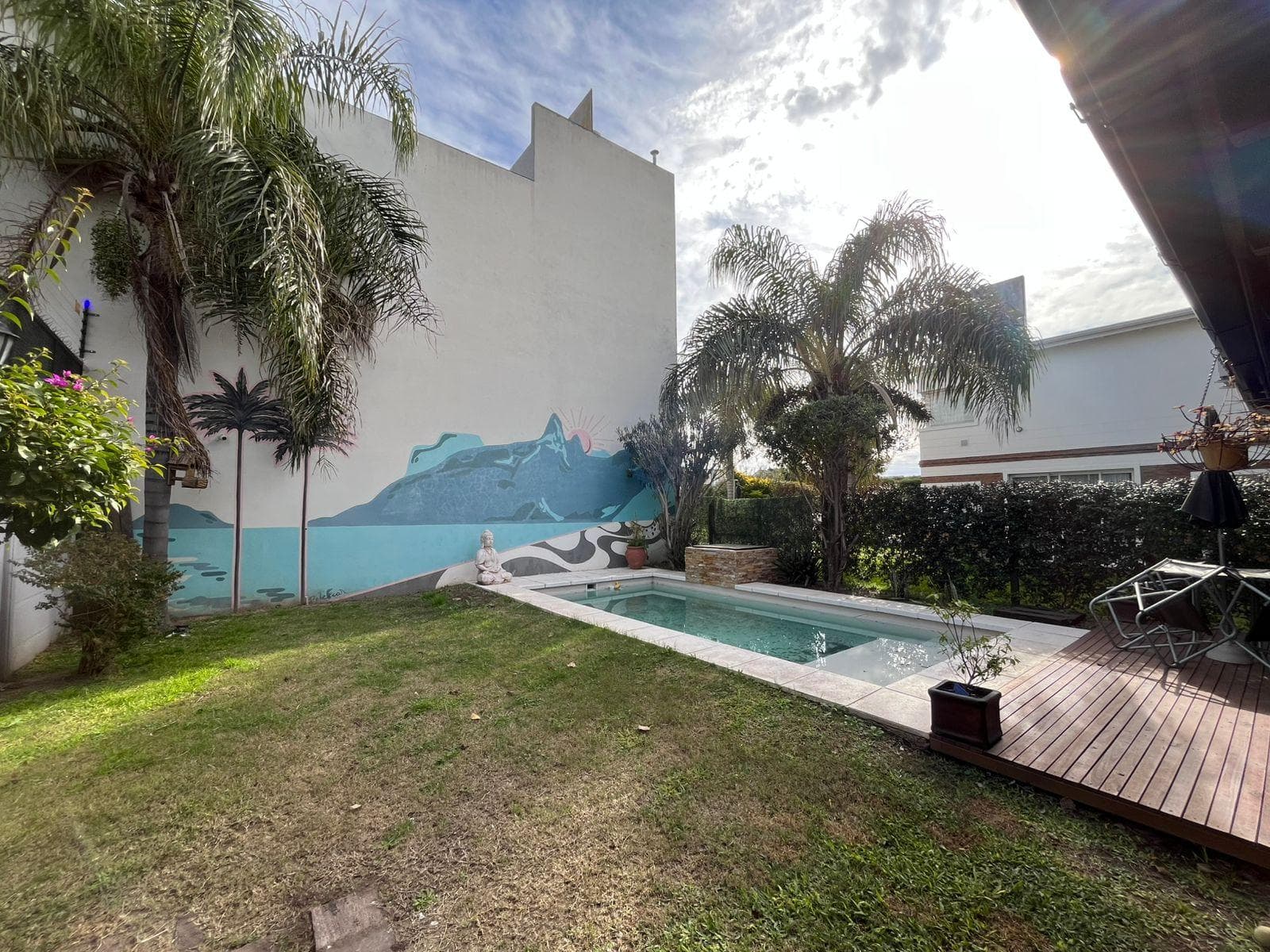 PERMUTA - Casa de 2 dormitorios con jardín , pileta y cochera. Fisherton, Rosario.