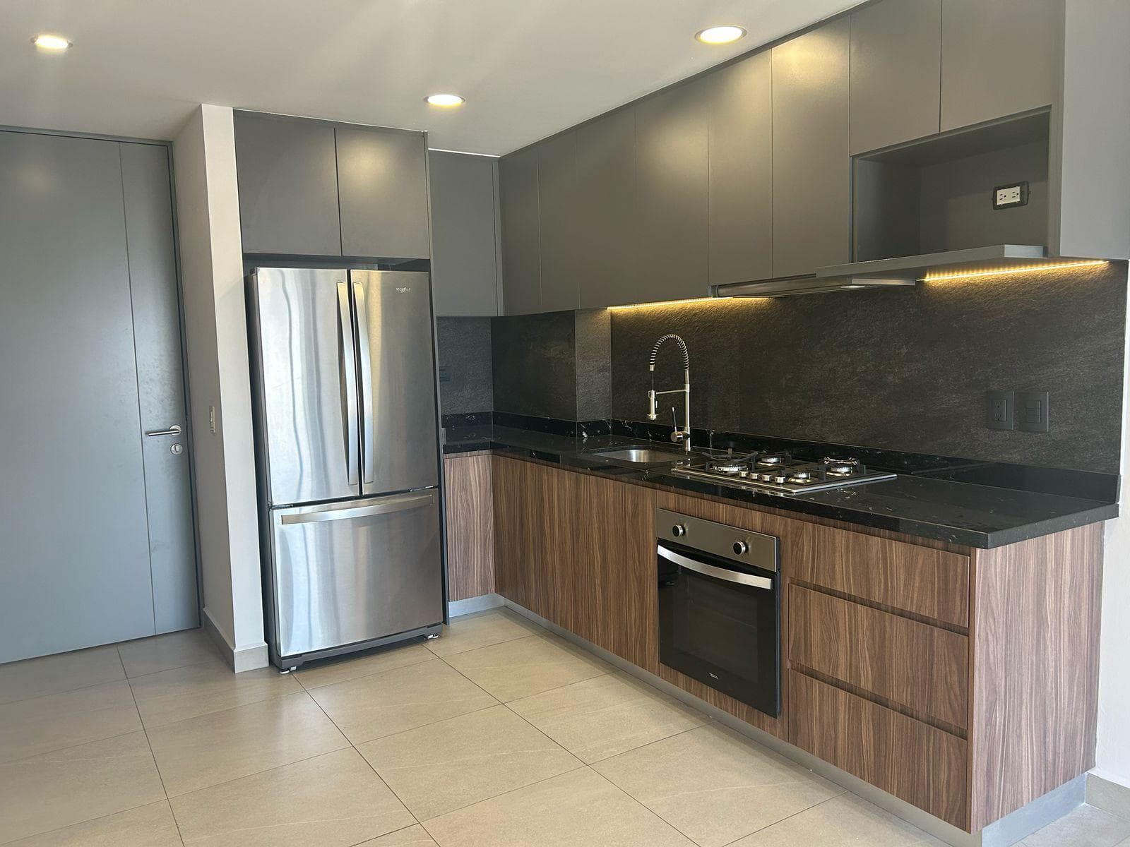 APARTMENT FOR SALE IN TORRE MITT