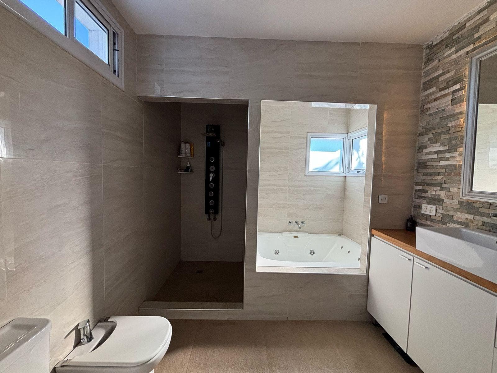 House for Sale - 5 Bedrooms in Harás Santa María, Los Eucaliptus