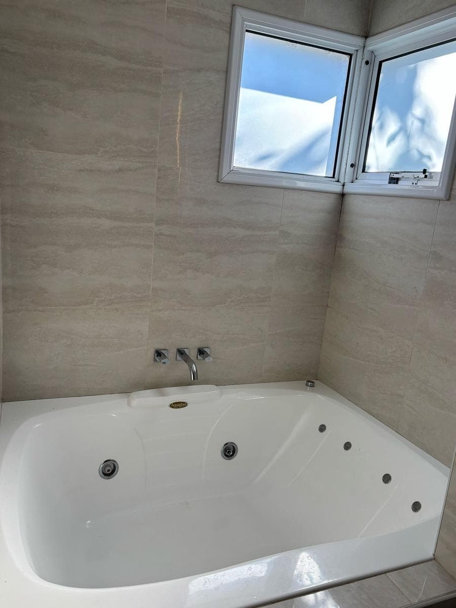 House for Sale - 5 Bedrooms in Harás Santa María, Los Eucaliptus