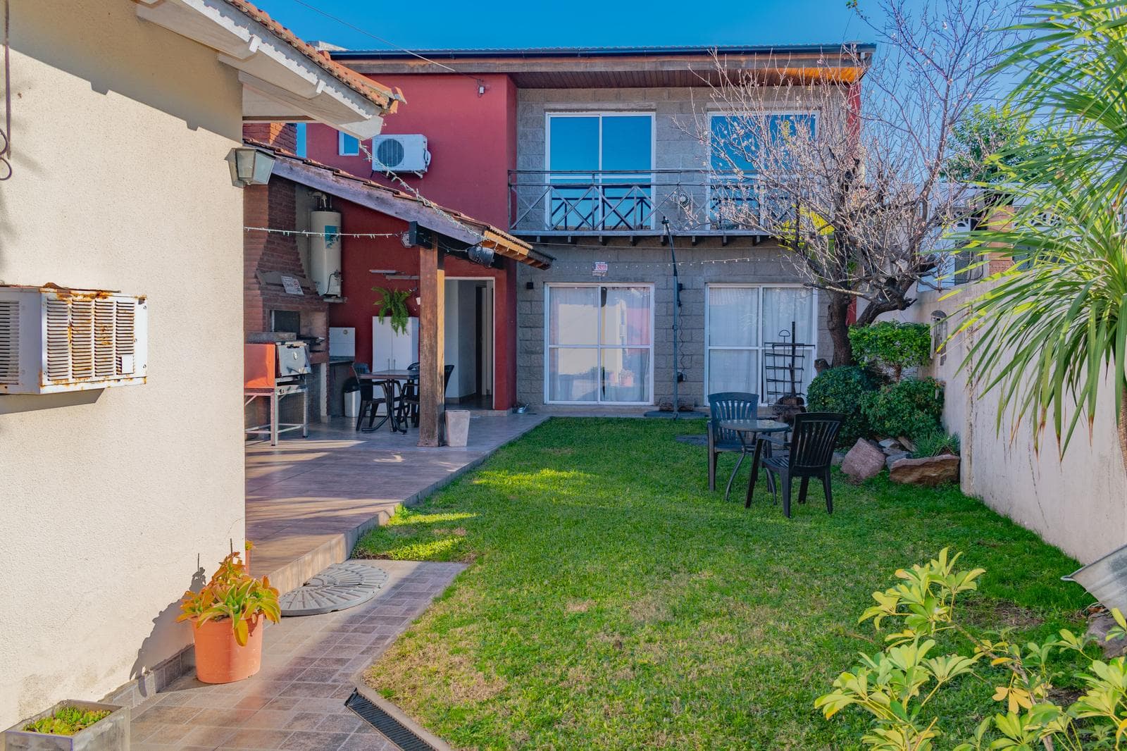 VENTA CASA 3 AMBIENTES CON DEPARTAMENTO TIPO DÚPLEX SOBRE AMPLIO LOTE