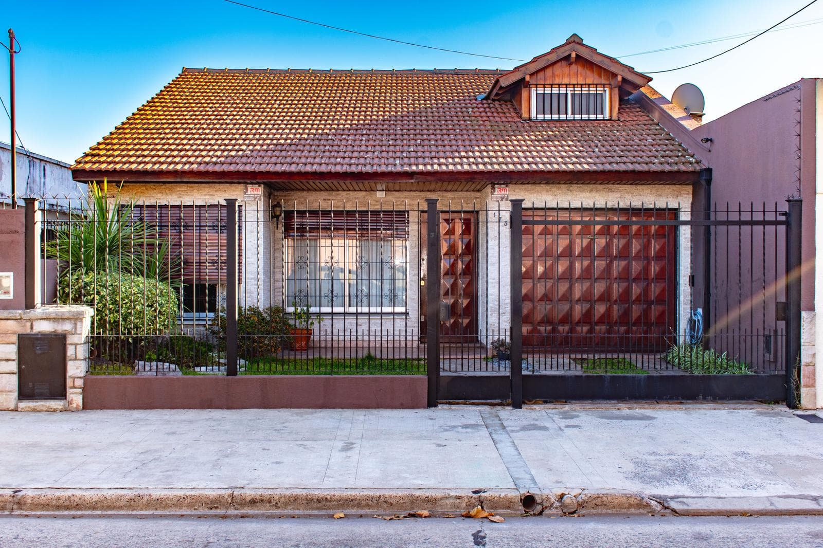 VENTA CASA 3 AMBIENTES CON DEPARTAMENTO TIPO DÚPLEX SOBRE AMPLIO LOTE