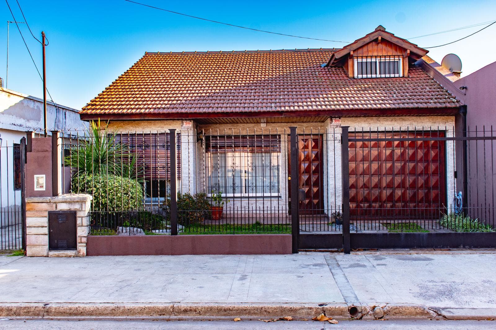 VENTA CASA 3 AMBIENTES CON DEPARTAMENTO TIPO DÚPLEX SOBRE AMPLIO LOTE