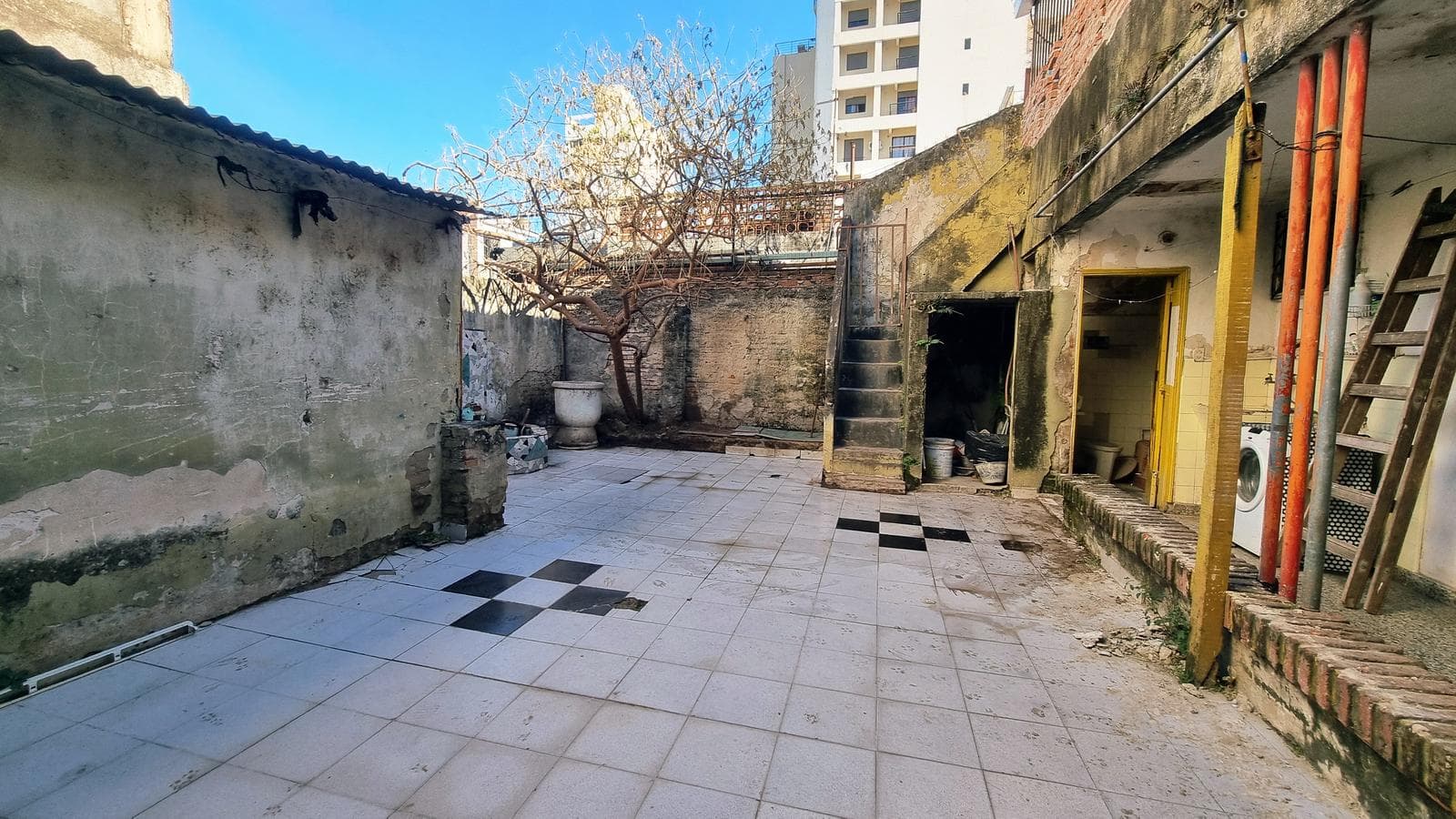 Great location—ground-floor penthouse with a garage, in the Downtown area!!