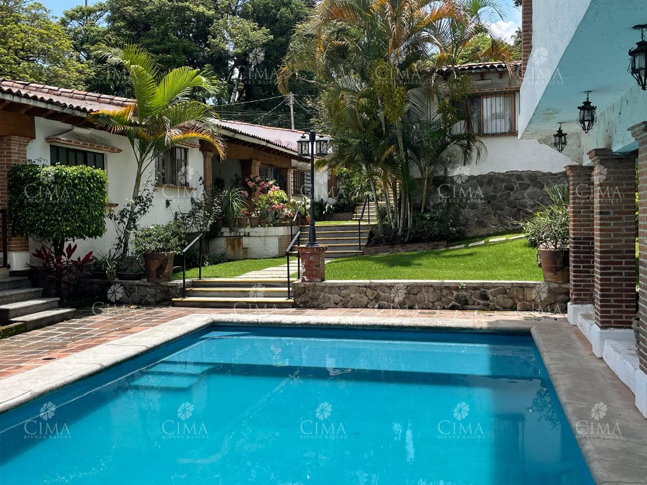Venta casa en condominio en Lomas de Atzingo - V372