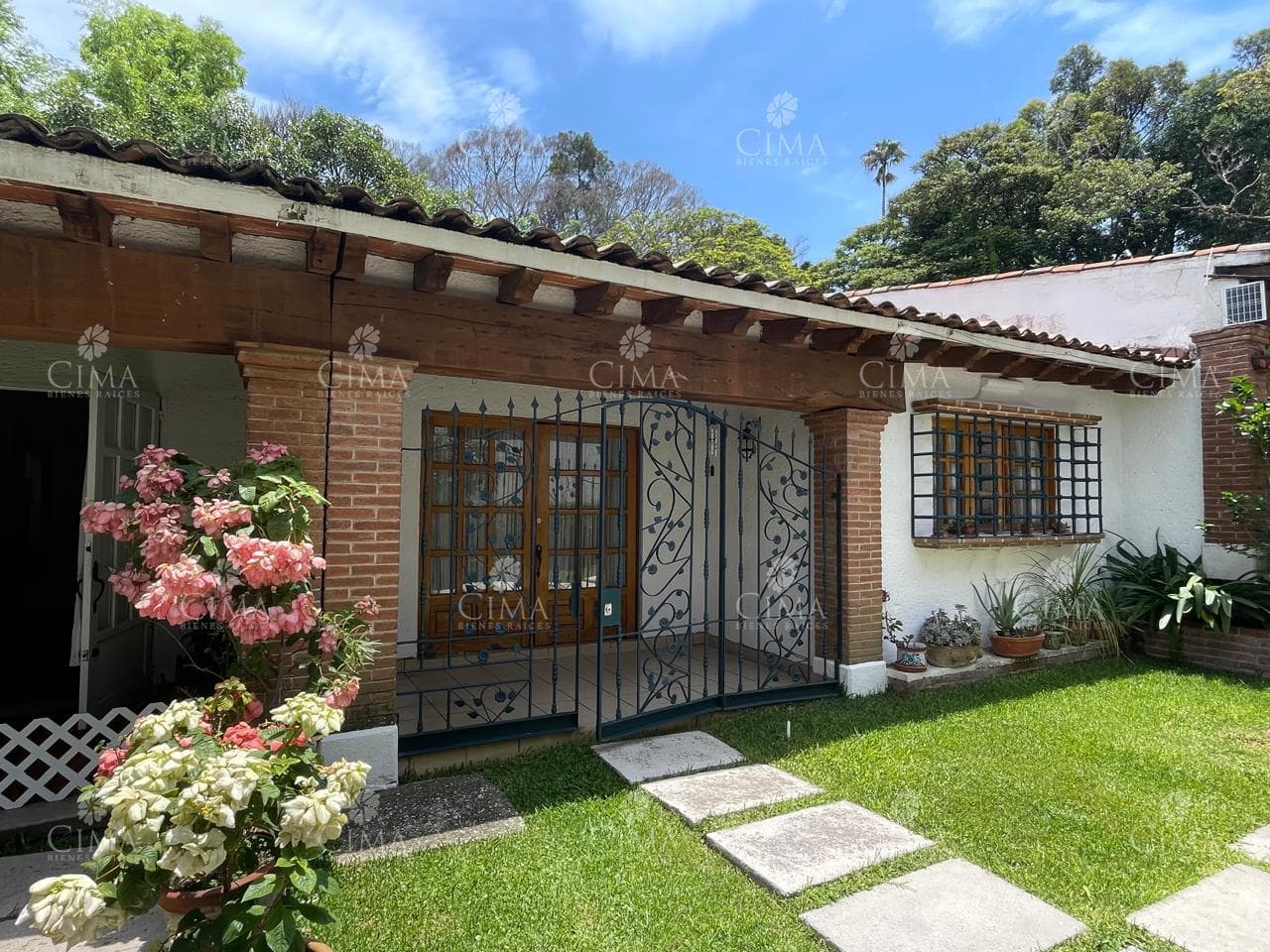 Venta casa en condominio en Lomas de Atzingo - V372
