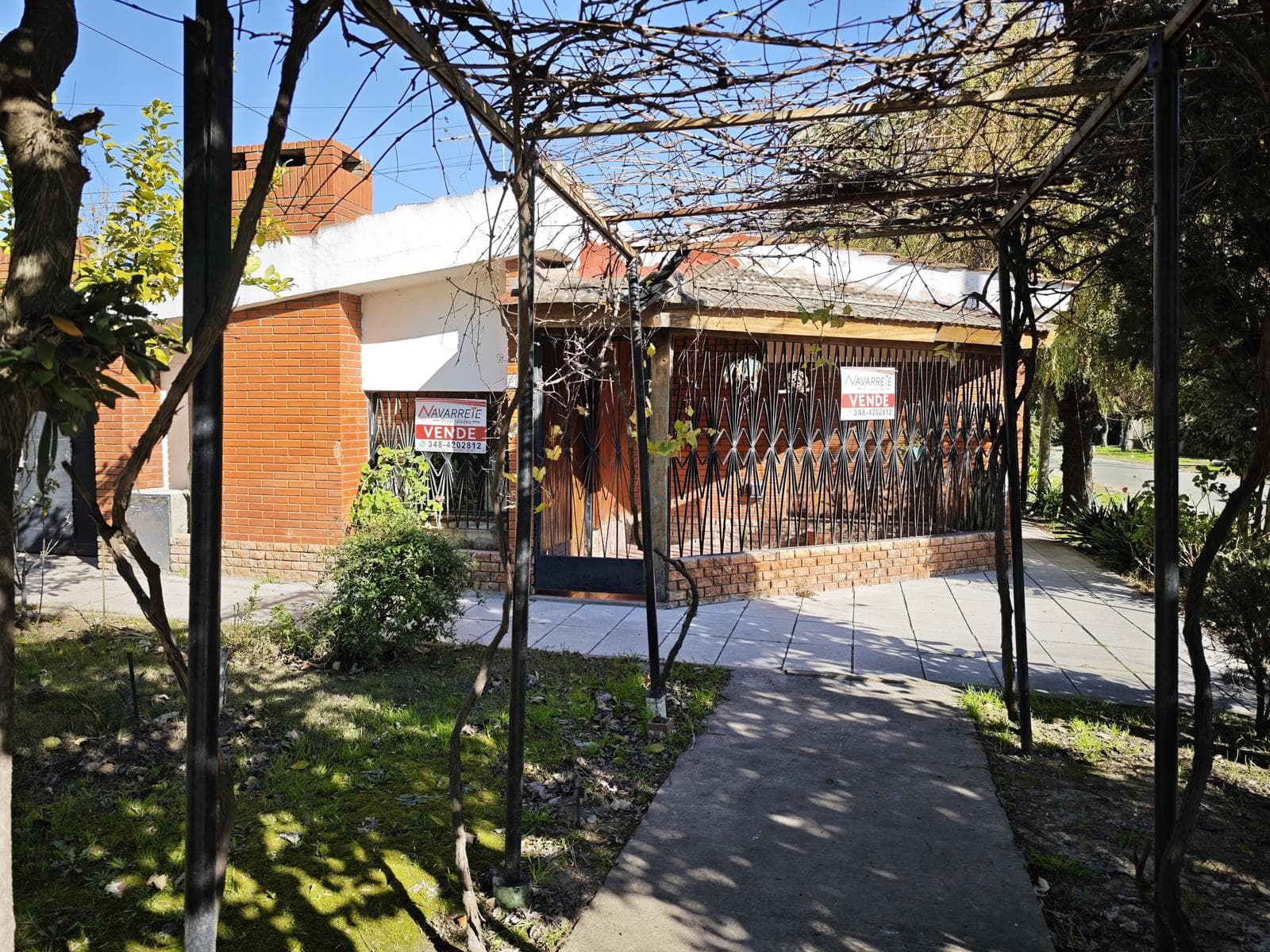 House for Sale in Need of Renovation in Escobar