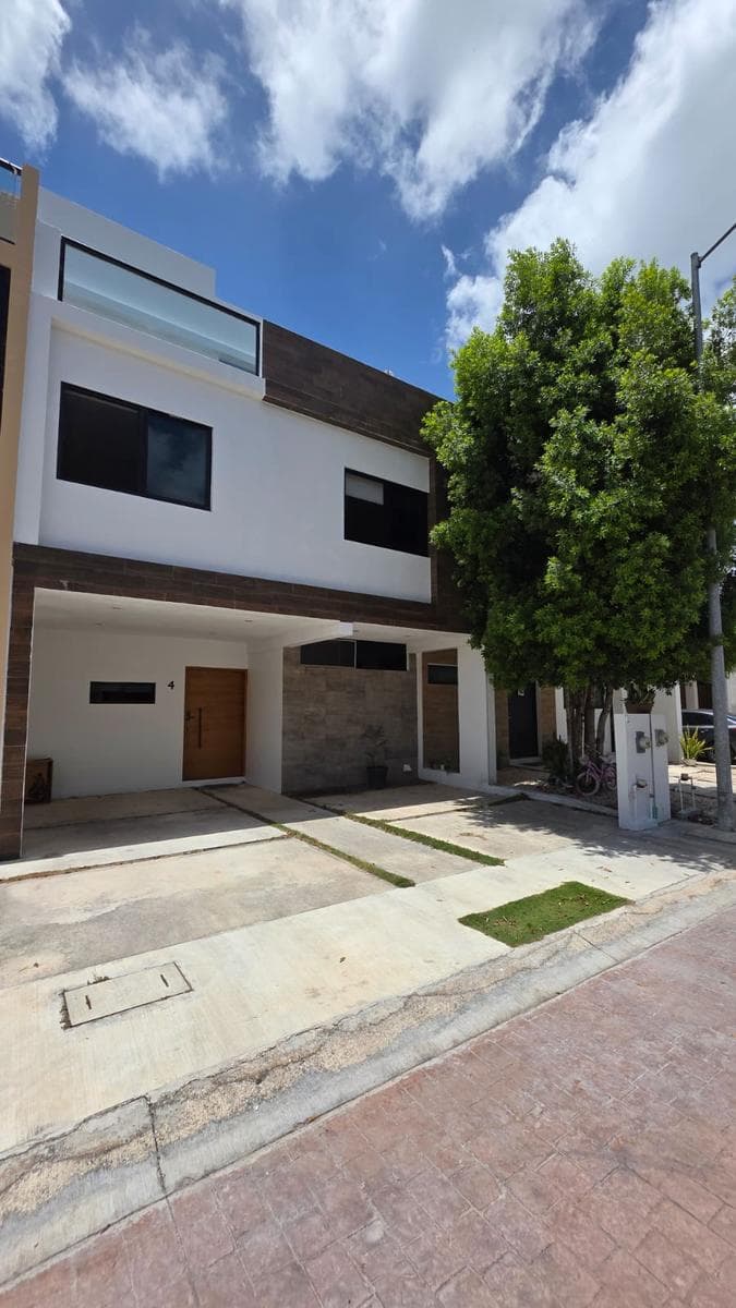 HOUSE FOR SALE IN CANCÚN IN THE ARBOLADA NEIGHBORHOOD WITH A JACUZZI AND ROOFTOP TERRACE