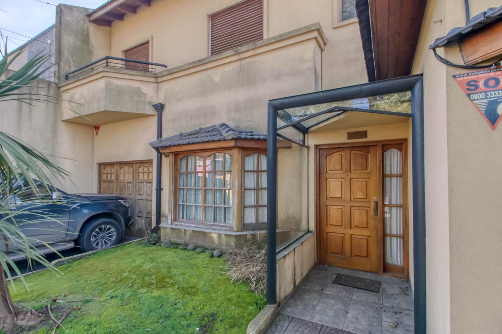 House for sale at 25 and 495 Gonnet. It has 3 bedrooms and an office, a yard, and a pool.