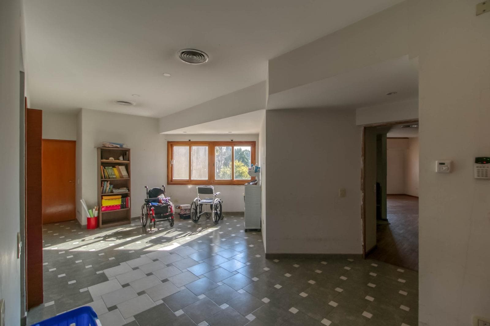 House for sale at 25 and 495 Gonnet. It has 3 bedrooms and an office, a yard, and a pool.