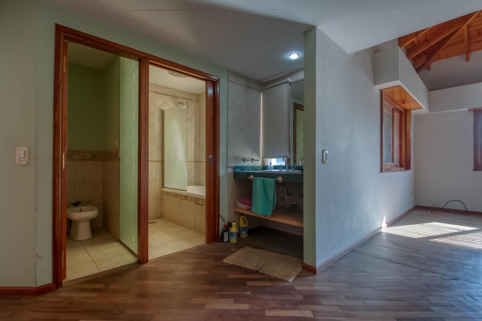 House for sale at 25 and 495 Gonnet. It has 3 bedrooms and an office, a yard, and a pool.