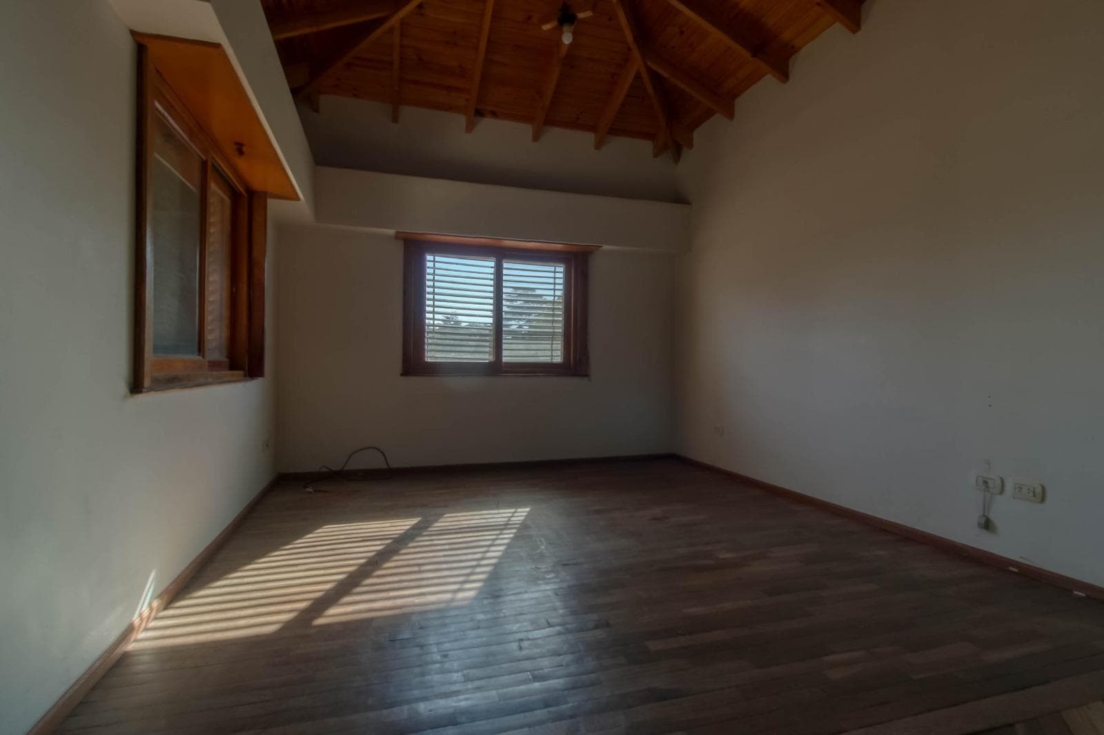 House for sale at 25 and 495 Gonnet. It has 3 bedrooms and an office, a yard, and a pool.