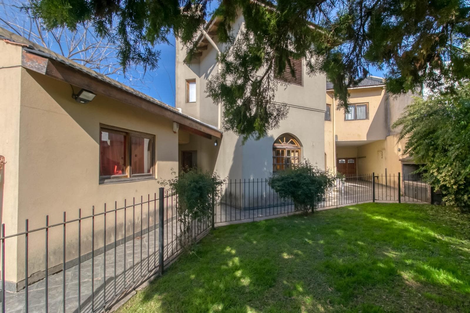 House for sale at 25 and 495 Gonnet. It has 3 bedrooms and an office, a yard, and a pool.