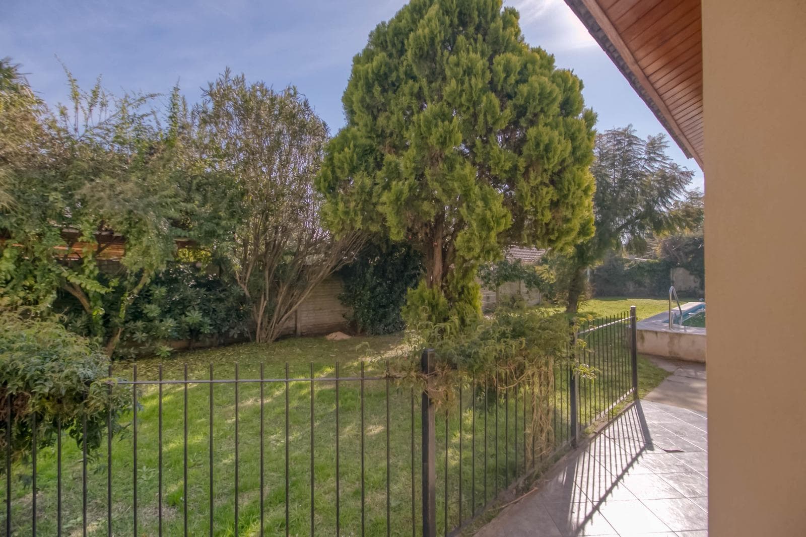 House for sale at 25 and 495 Gonnet. It has 3 bedrooms and an office, a yard, and a pool.