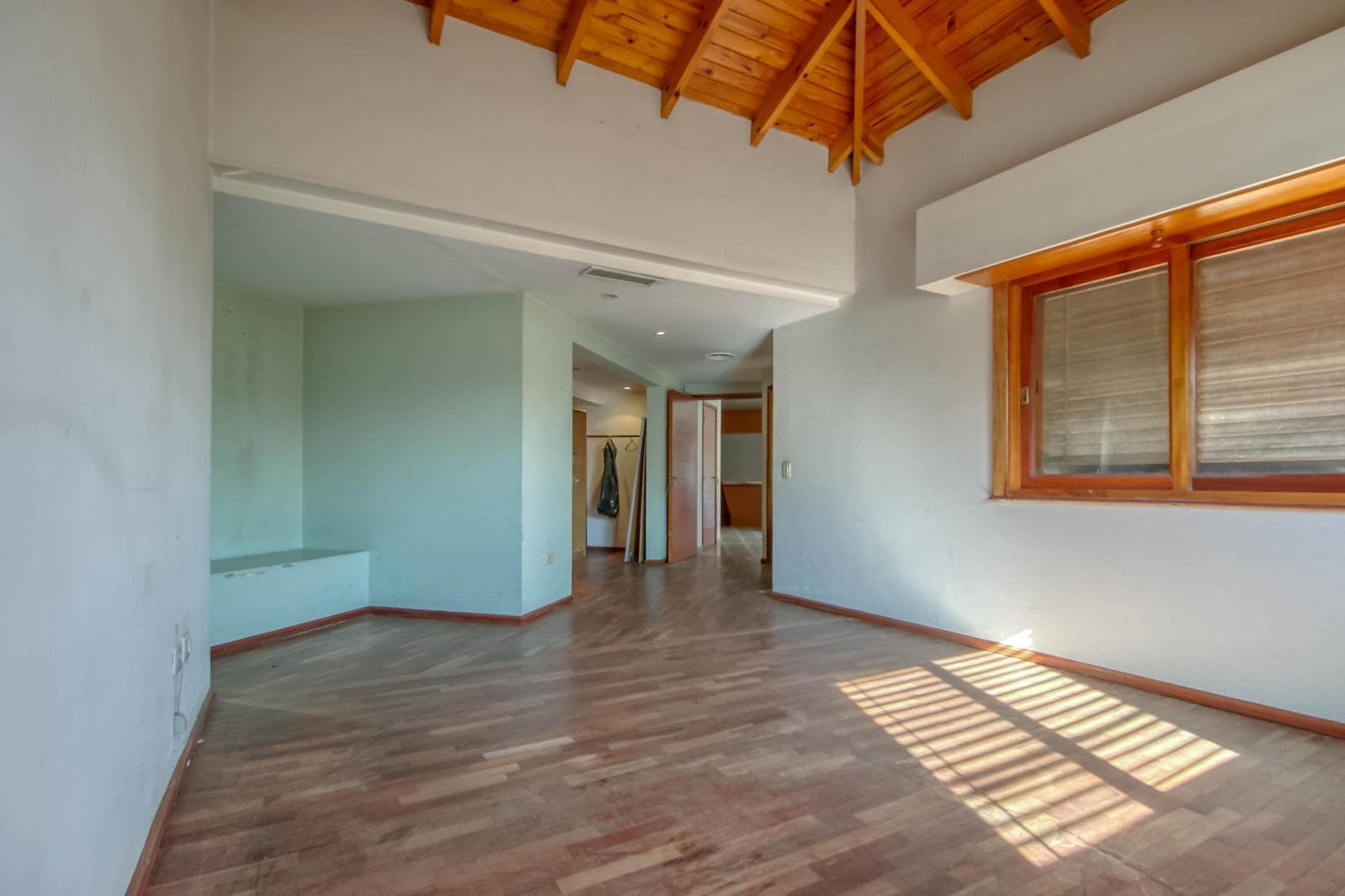 House for sale at 25 and 495 Gonnet. It has 3 bedrooms and an office, a yard, and a pool.