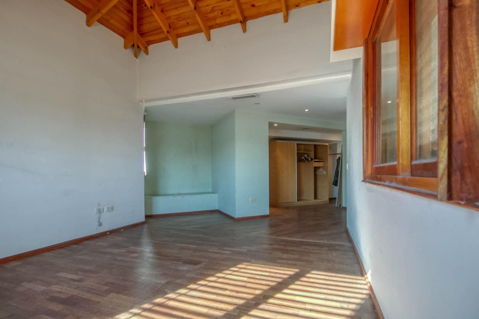 House for sale at 25 and 495 Gonnet. It has 3 bedrooms and an office, a yard, and a pool.