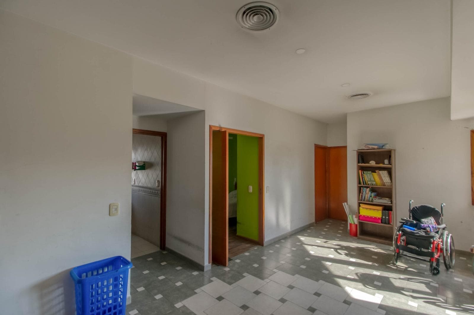 House for sale at 25 and 495 Gonnet. It has 3 bedrooms and an office, a yard, and a pool.