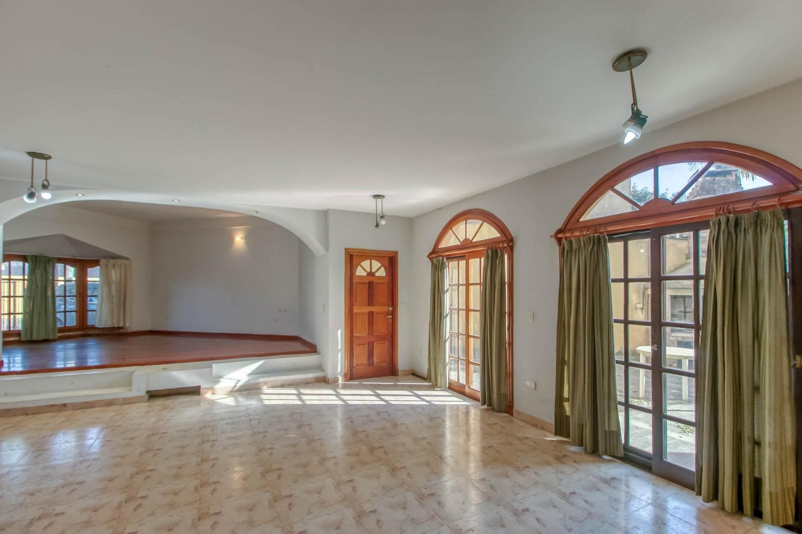 House for sale at 25 and 495 Gonnet. It has 3 bedrooms and an office, a yard, and a pool.