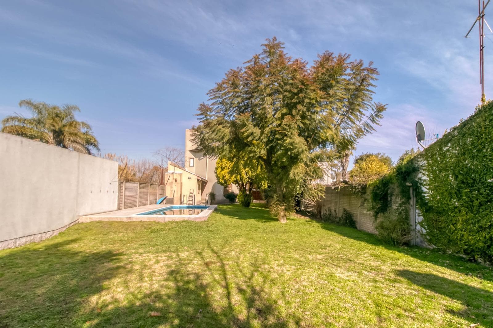 House for sale at 25 and 495 Gonnet. It has 3 bedrooms and an office, a yard, and a pool.