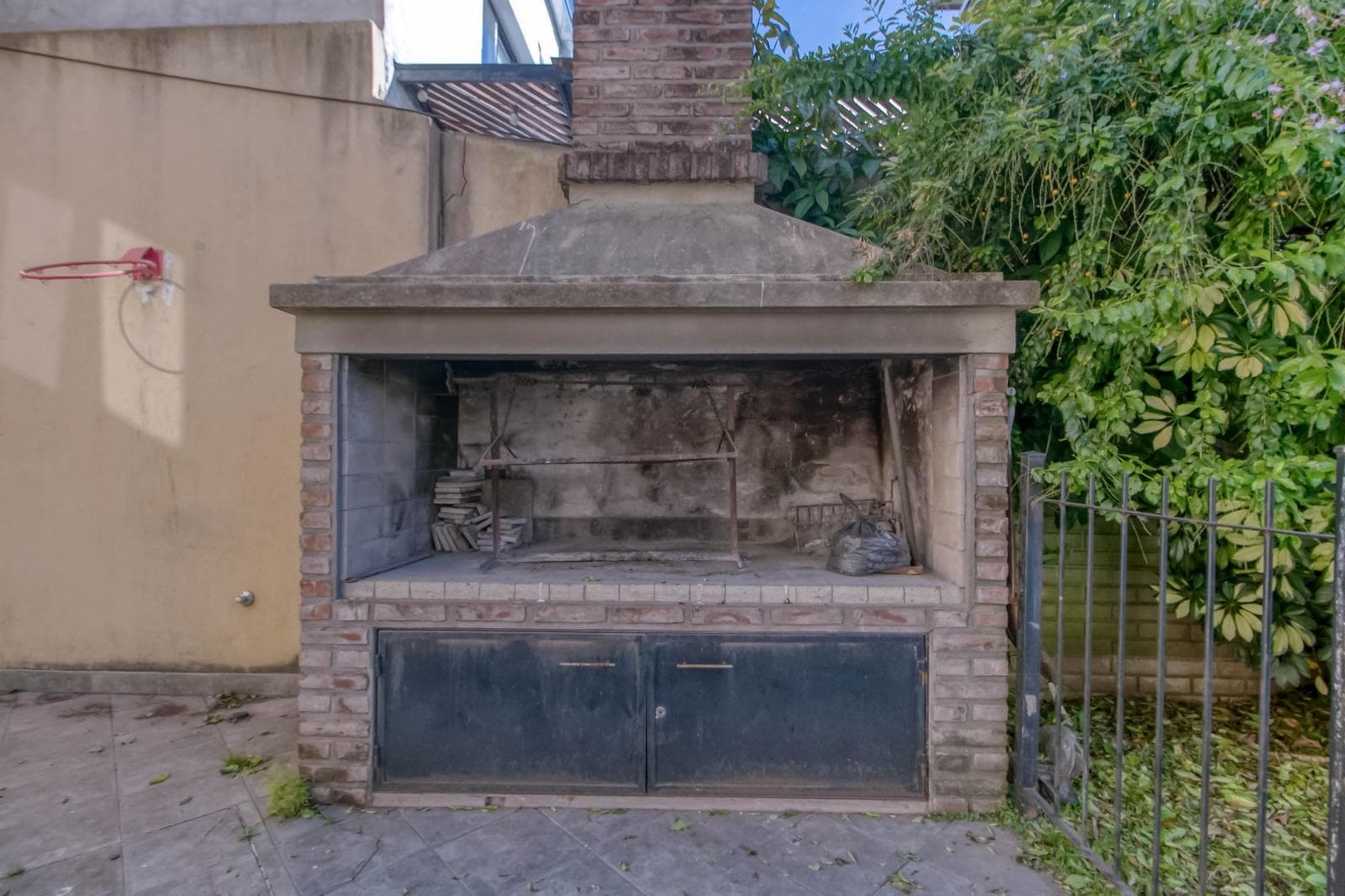 House for sale at 25 and 495 Gonnet. It has 3 bedrooms and an office, a yard, and a pool.