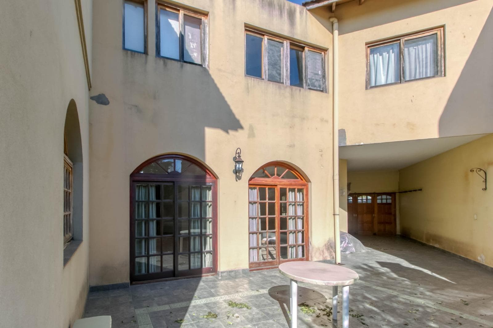 House for sale at 25 and 495 Gonnet. It has 3 bedrooms and an office, a yard, and a pool.