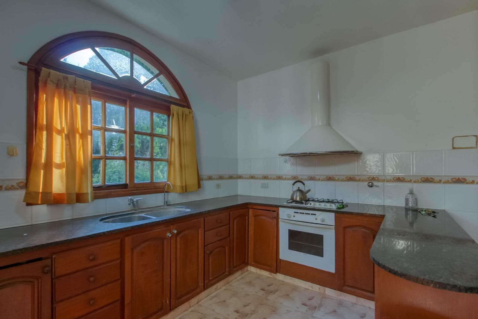 House for sale at 25 and 495 Gonnet. It has 3 bedrooms and an office, a yard, and a pool.