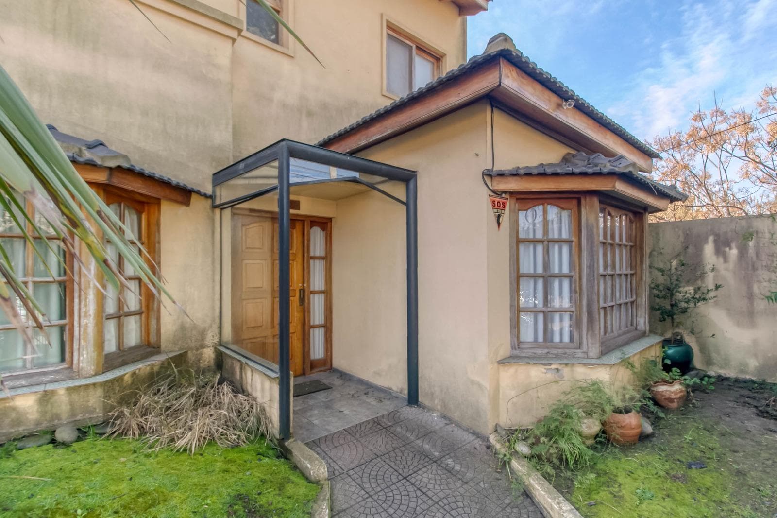 House for sale at 25 and 495 Gonnet. It has 3 bedrooms and an office, a yard, and a pool.