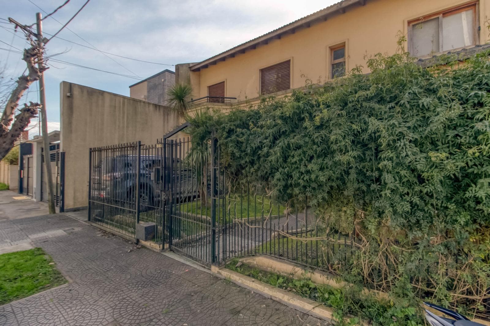 House for sale at 25 and 495 Gonnet. It has 3 bedrooms and an office, a yard, and a pool.