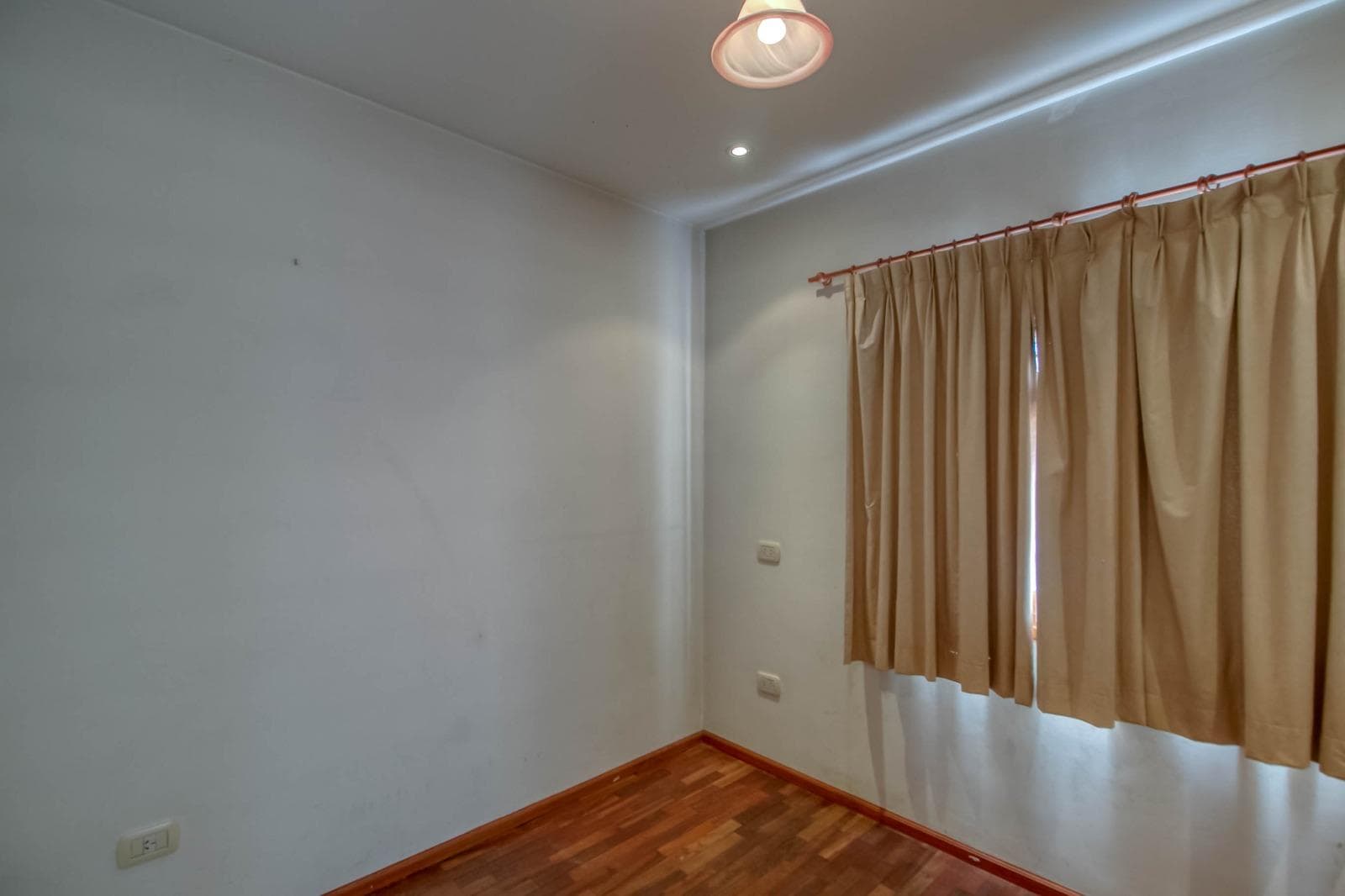 House for sale at 25 and 495 Gonnet. It has 3 bedrooms and an office, a yard, and a pool.