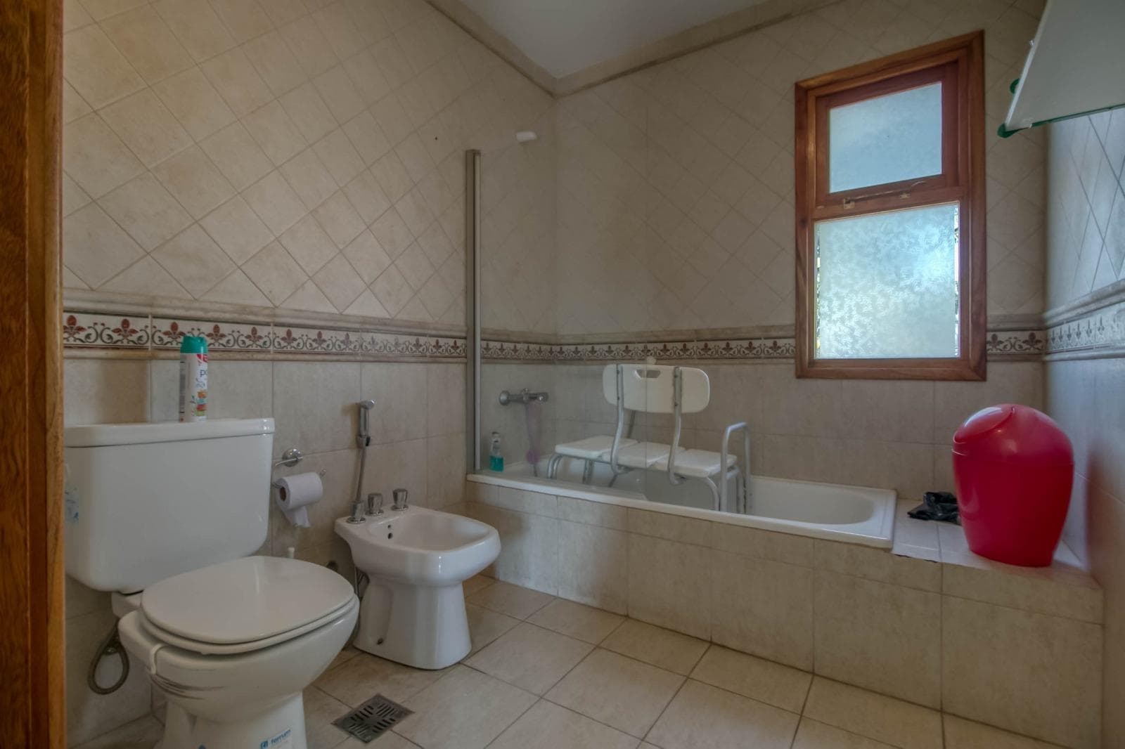 House for sale at 25 and 495 Gonnet. It has 3 bedrooms and an office, a yard, and a pool.