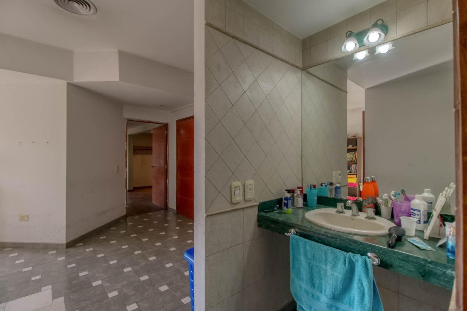 House for sale at 25 and 495 Gonnet. It has 3 bedrooms and an office, a yard, and a pool.