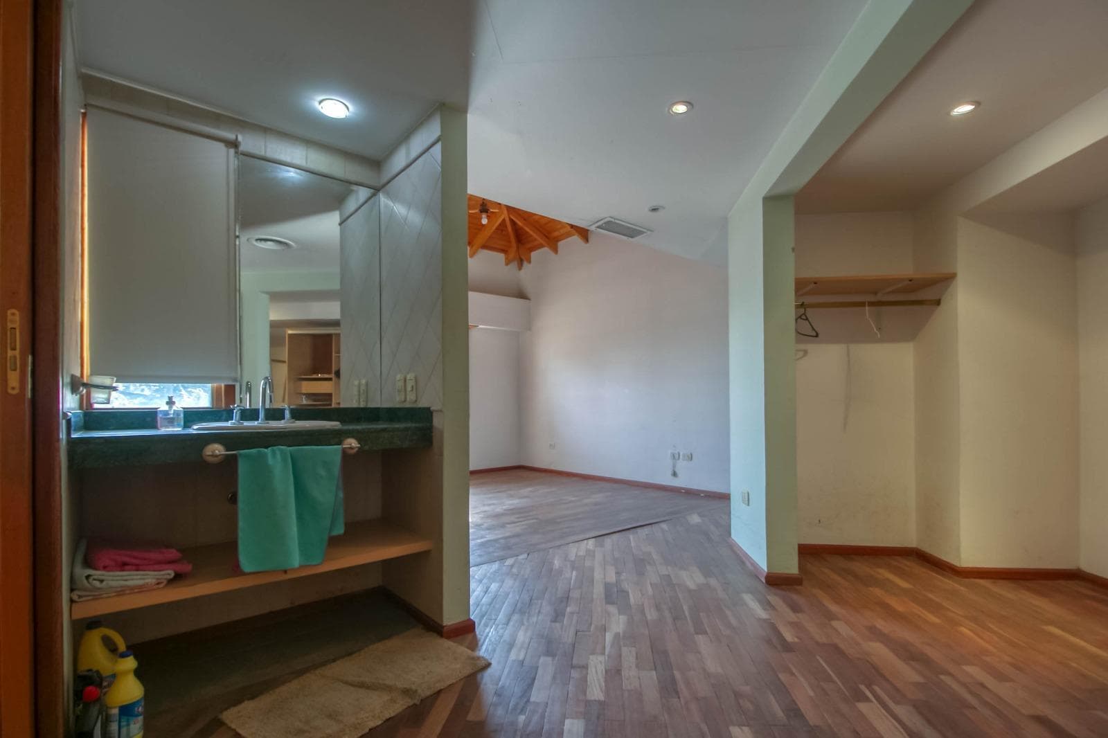 House for sale at 25 and 495 Gonnet. It has 3 bedrooms and an office, a yard, and a pool.