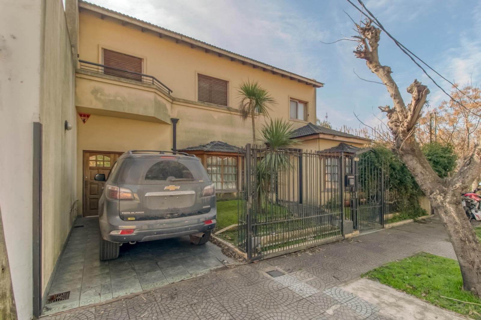 House for sale at 25 and 495 Gonnet. It has 3 bedrooms and an office, a yard, and a pool.
