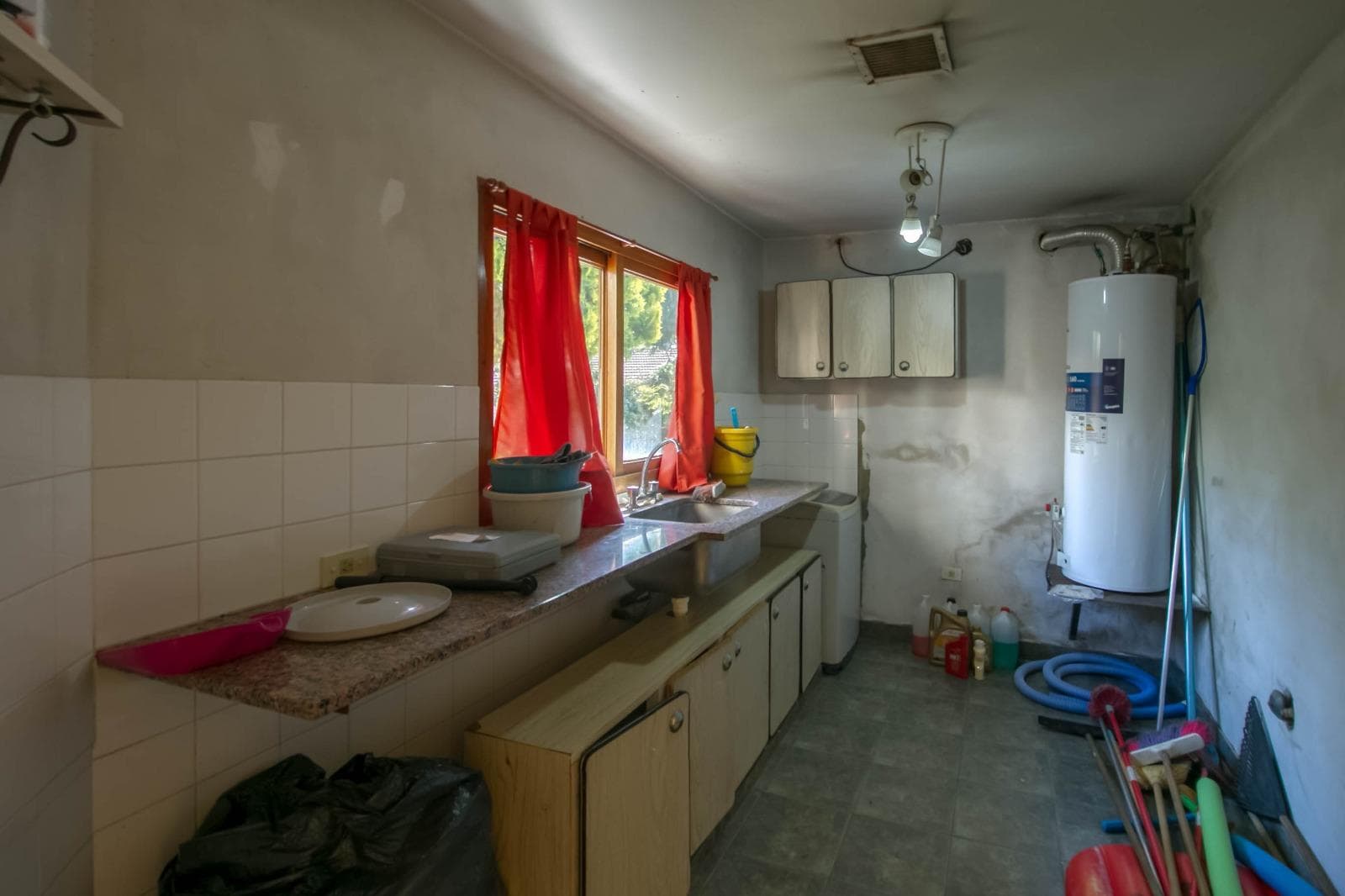 House for sale at 25 and 495 Gonnet. It has 3 bedrooms and an office, a yard, and a pool.