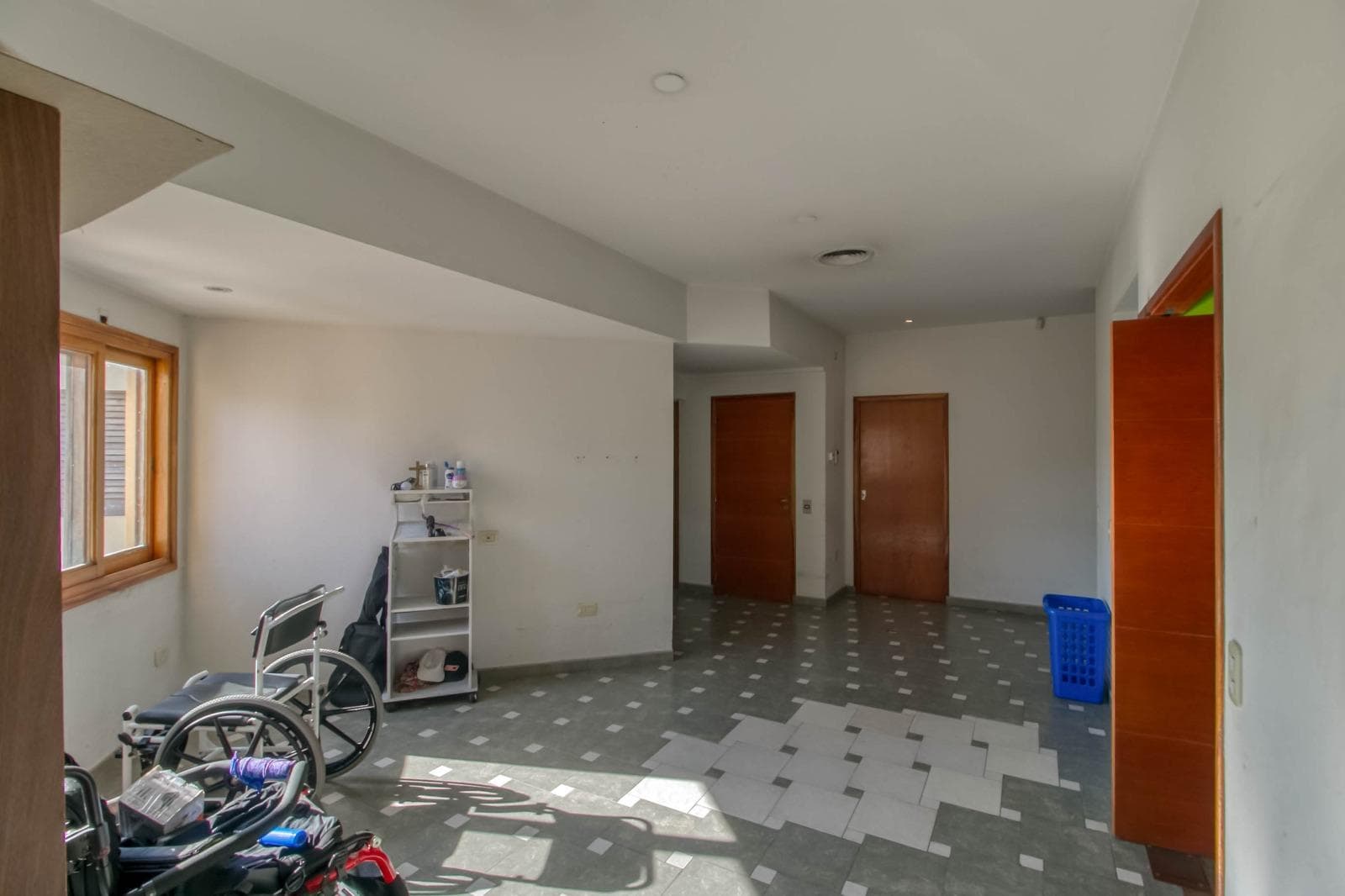 House for sale at 25 and 495 Gonnet. It has 3 bedrooms and an office, a yard, and a pool.