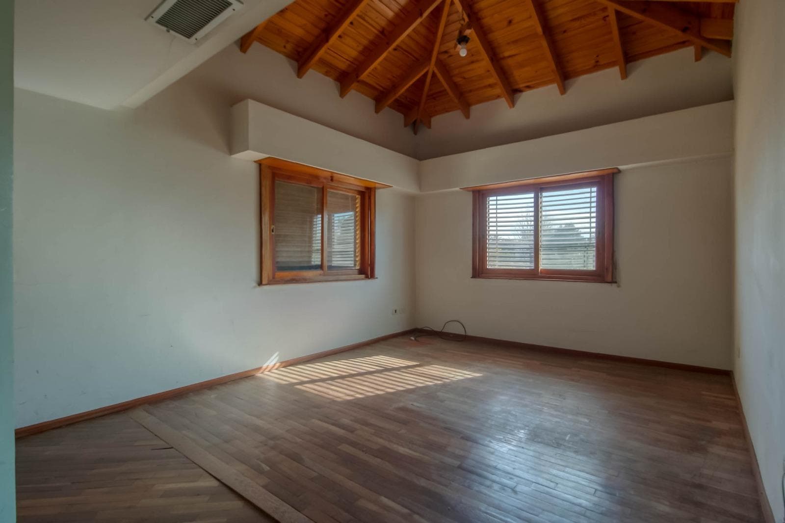 House for sale at 25 and 495 Gonnet. It has 3 bedrooms and an office, a yard, and a pool.